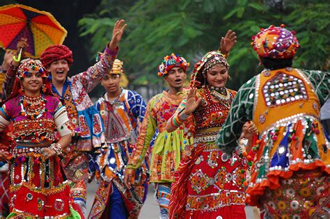 Ras Garba and Dandiya | Navratri Celebrations in Gujarat – Discovering ...