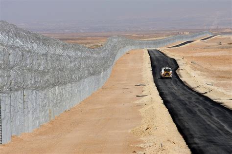 The Israel-Egypt border : r/1000words