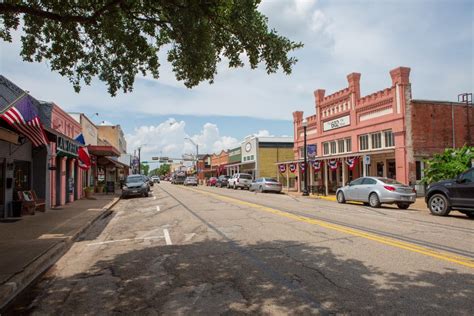 Navigating the Pros and Cons of Moving to Bastrop, TX in 2023 | Bramlett Residential