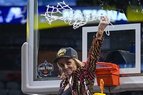 LA Post: LSU, Kim Mulkey agree on 10-year, $32M contract, AP source ...