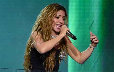 Watch Shakira play free pop-up show in New York's Times Square to ...