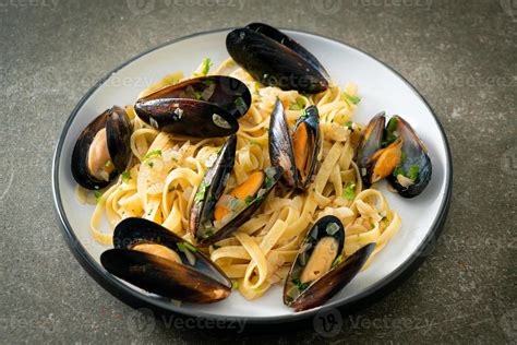 linguine spaghetti pasta vongole white wine sauce 16789532 Stock Photo ...