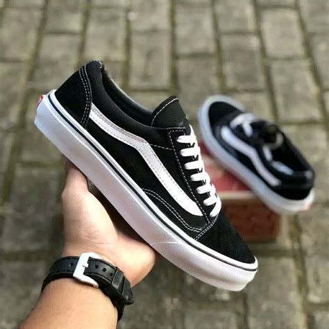 17 Sepatu Vans Item Polos, Konsep Terkini!