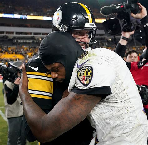 Lamar Jackson hugging his dad (photo via post gazette) : r/steelers