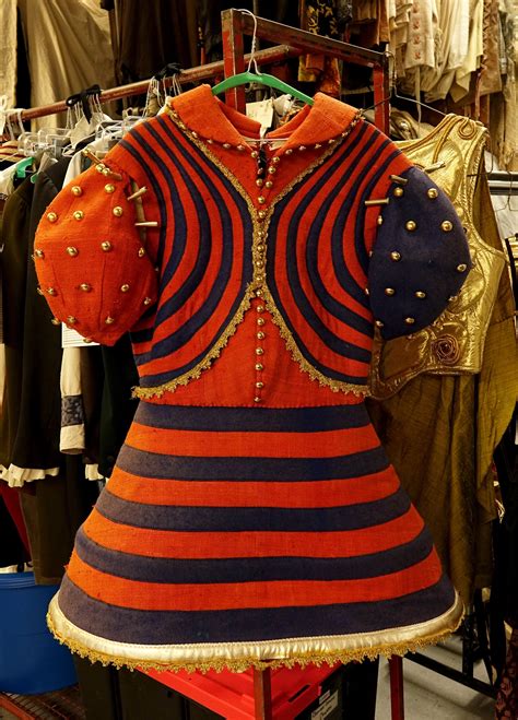 L’Opéra de Montréal met ses costumes en vente | Radio-Canada.ca