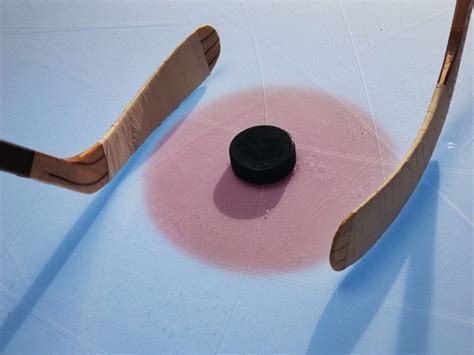 The Ice Hockey Puck (facts, history, dimensions...)