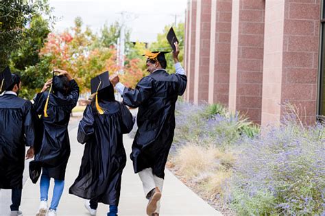 Students Walking Pictures | Download Free Images on Unsplash