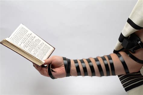 Things You Should Know About Wearing Tefillin - The Modern Day 50s Housewife