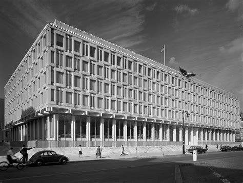 Old American Embassy, Grosvenor Square, designed by Eero Saarinen in 1960 : r/londonarchitecture