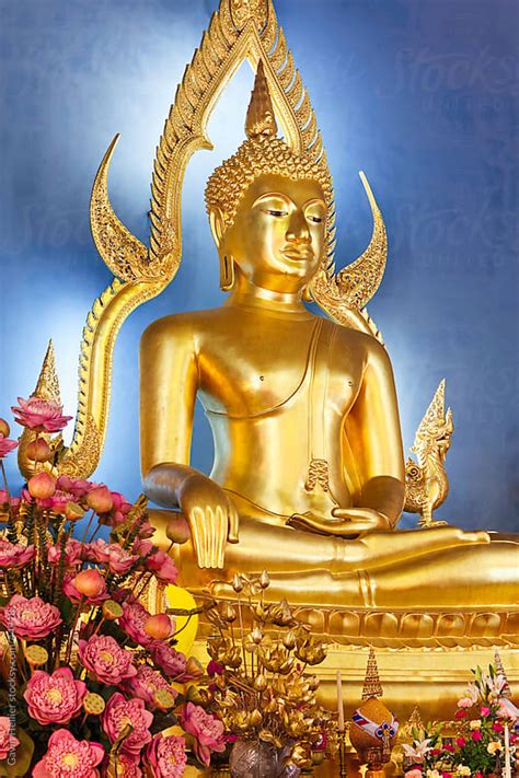 Giant golden statue of the Buddha, Wat Benchamabophit (Marble Temple ...