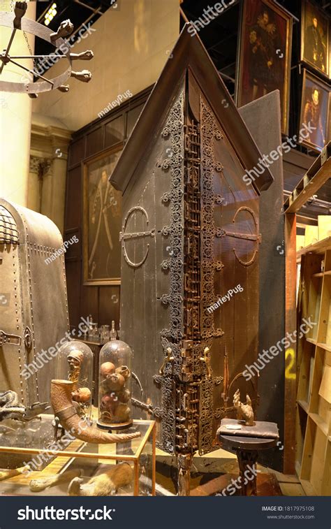 Vanishing Cabinet Used By Draco Malfoy Foto stock 1817975108 | Shutterstock