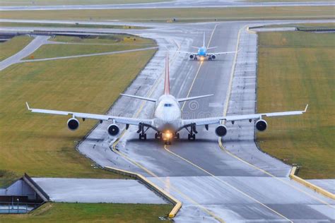 Aircraft Taxiing on Taxiway Stock Photo - Image of airline, aviation: 139324236