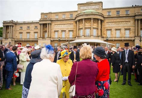 Huge public interest in Buckingham Palace garden tour tickets