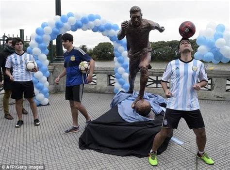 Lionel Messi statue unveiled in Buenos Aires, Argentina (photos)