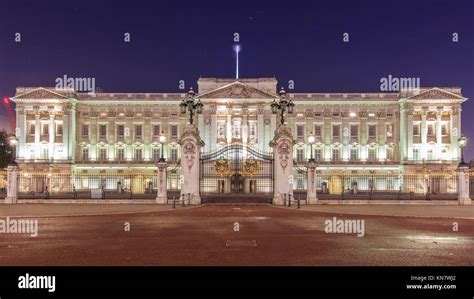 Buckingham palace at night hi-res stock photography and images - Alamy