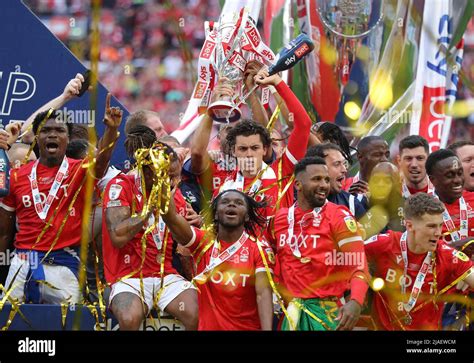 Nottingham forest team celebrate with the trophy hi-res stock ...