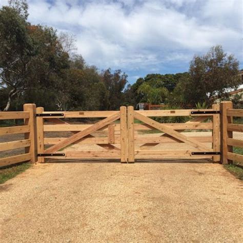 Awesome Wood Fence Designs And Ideas [Images] | Farm gates entrance ...