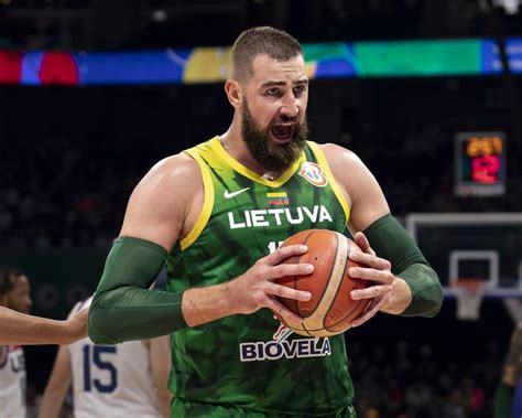 Jonas Valanciunas shocks his New Orleans Pelicans teammate