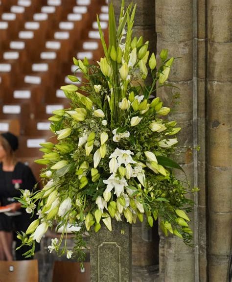 The Hidden Meaning Behind the Flowers on Queen Elizabeth’s Casket