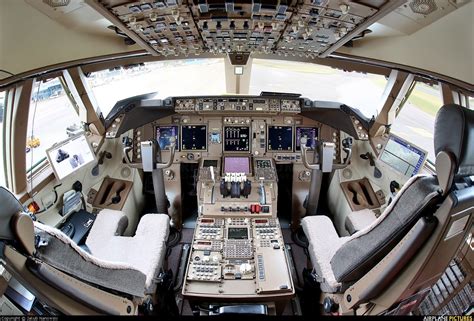 Rides & Aviation — Lufthansa: Boeing 747-8 cockpit