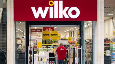 Wilko sorry for saying staff could work with Covid - BBC News