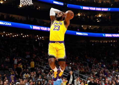 LeBron James puts on a show as Lakers defeat Hawks - Los Angeles Times