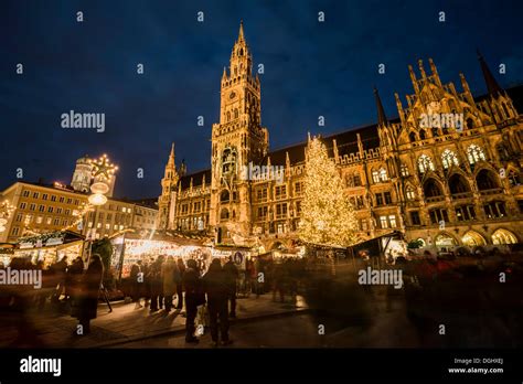 Christmas market at Marienplatz square with the town hall and a Stock ...