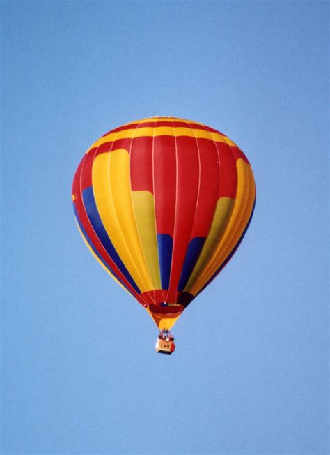File:Hot air balloon in flight quebec 2005.jpeg – Wikimedia Commons