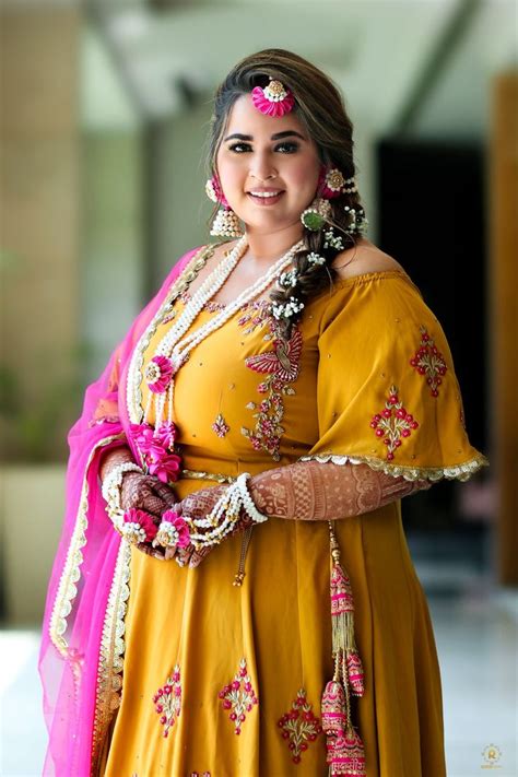 A Delhi Wedding With The Bride In Rocking Outfits | Hint elbisesi, Pakistan kıyafetleri, Büyük ...