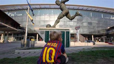 They collect signatures to put him a statue to Leo Messi