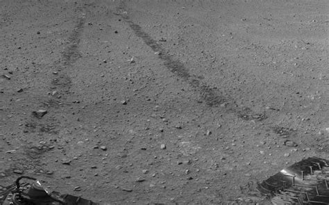 Nasa Mars robot Curiosity leaves tire tracks