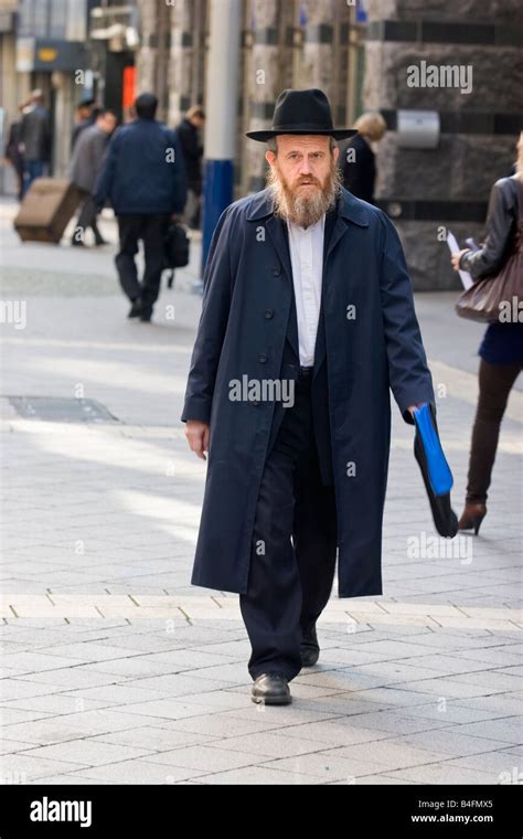 Orthodox Jew on Hoveniersstraat Diamond district in Antwerp, Belgium ...