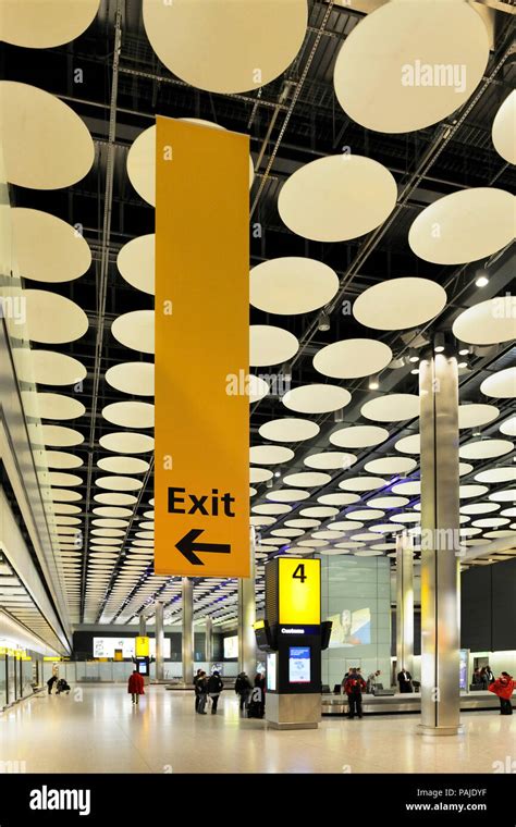 Heathrow Terminal5 baggage-reclaim area Stock Photo - Alamy