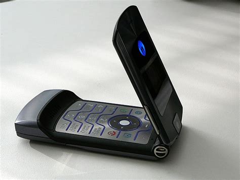 File:Motorola RAZR V3i 01.JPG - Wikimedia Commons