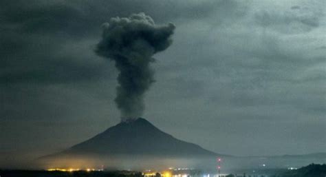 Thousands evacuated from Vanuatu island as volcano erupts