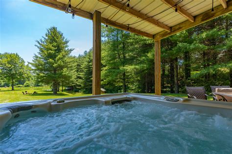 25 Romantic Cabins with Hot Tub in North Carolina ️ 2024