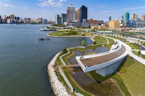 Hunter’s Point South Waterfront Park Phase II de SWA/BALSLEY and WEISS ...