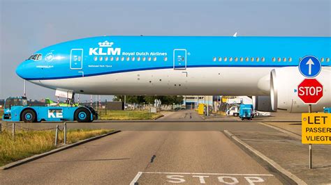 Wat betekenen de borden op het platform? | Aircraft, Klm royal dutch airlines, Passenger aircraft