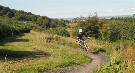 Photographs, route description and map of Cathkin Braes Country Park on the South Side of Glasgow