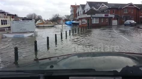 Newsflare - Flooding on River Thames at Henley on Thames