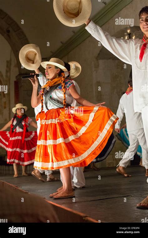 Folk dance mexico hi-res stock photography and images - Alamy