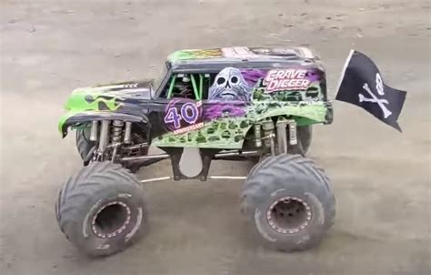 Primal RC Monster Jam Grave Digger Truck In Action [VIDEO] - RC Car Action