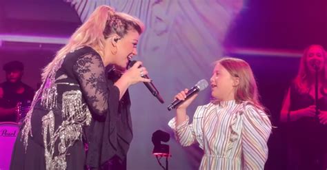 Kelly Clarkson And Daughter Light Up Vegas With A Heartfelt Duet.