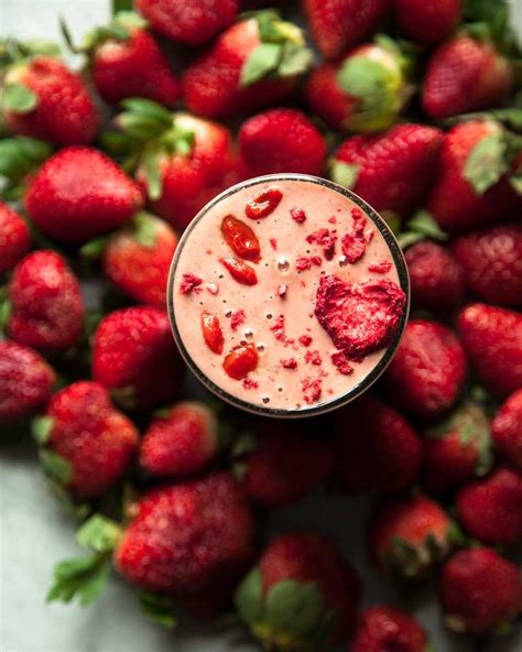 Spiced Strawberry & Goji Berry Smoothie (vegan and dairy-free)