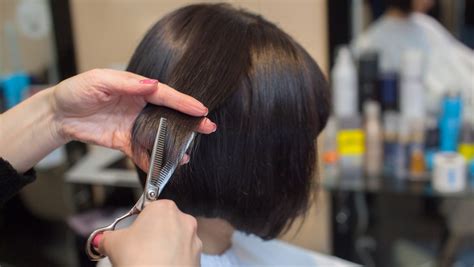 Hair cutting technique for layering with chipping, point cutting or notching