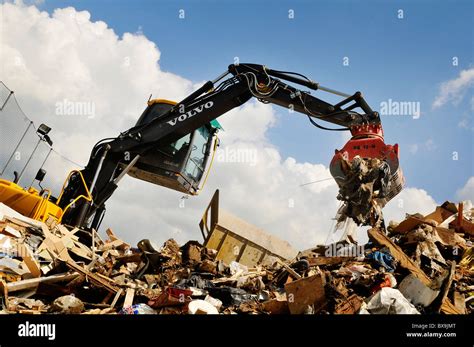 Scrap yard crane hi-res stock photography and images - Alamy