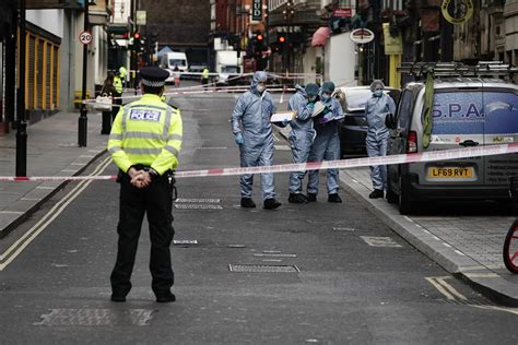 2 police hurt in London stabbing, unrelated to queen events | AP News