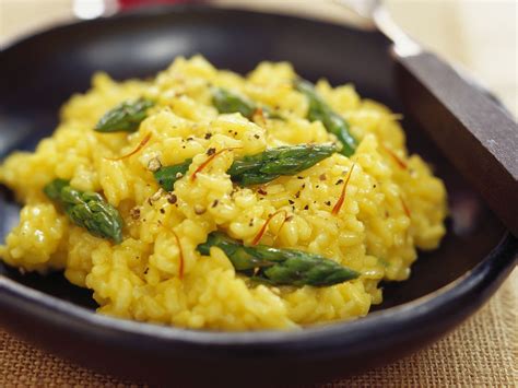 Risotto milanese mit grünem Spargel Rezept | EAT SMARTER