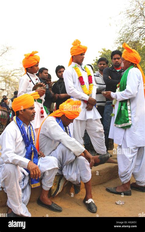 SURJAJKUND FAIR, HARYANA - FEB 12 : folk artist talking to each Stock Photo - Alamy