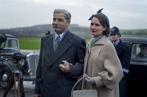 Preview The Crown's Gorgeous Costumes Before You Binge-Watch This ...